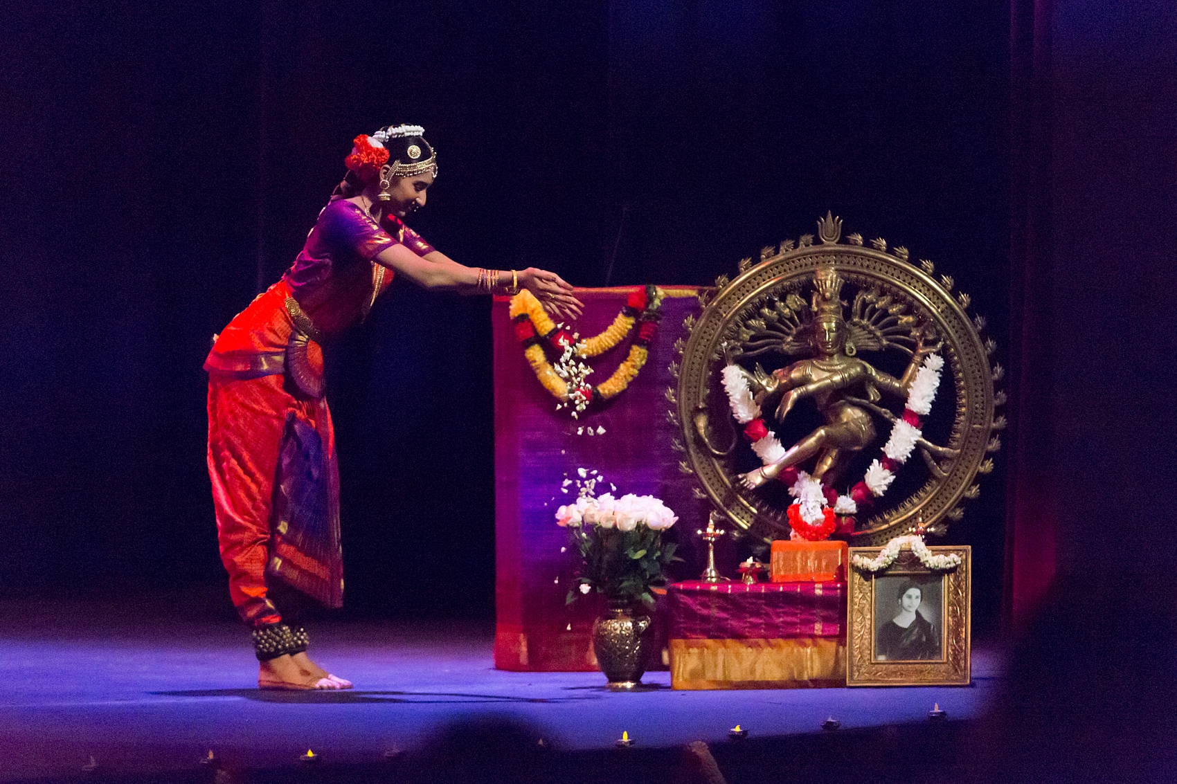 Rohini honoring the goddess Shiva before her performance.